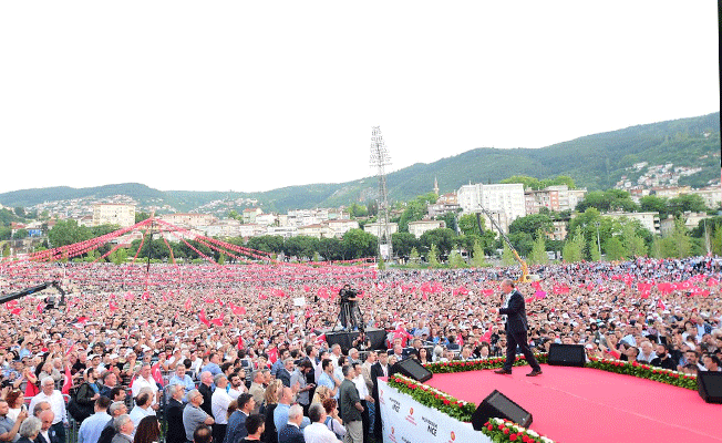 muharrem ince nin bursa mitinginden renkli kareler