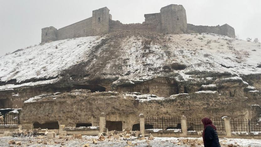 Tarihi Gaziantep Kalesi depremde yıkıldı