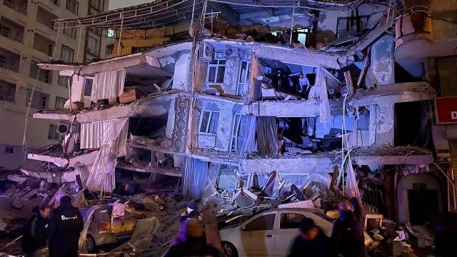 Siyasilerden deprem sonrası geçmiş olsun ve taziye mesajları yağdı