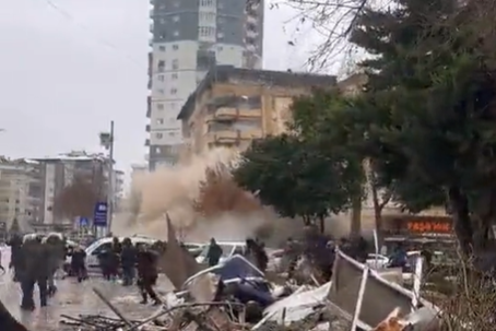 Gaziantep'te hasarlı binanın yıkılma anı...