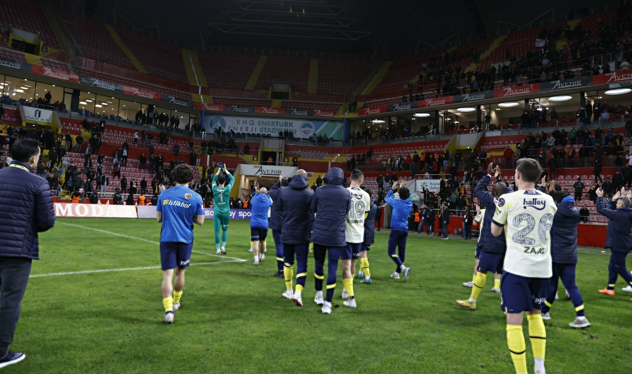 "Hükümet istifa" sloganı nedeniyle cezalandırılan Fenerbahçe, Kayseri'den zaferle döndü! Futbolcular boş tribünleri alkışladı