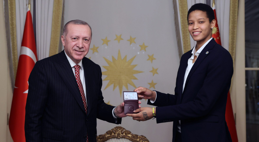 Melissa Vargas'a Türk vatandaşlığını Erdoğan vermiş