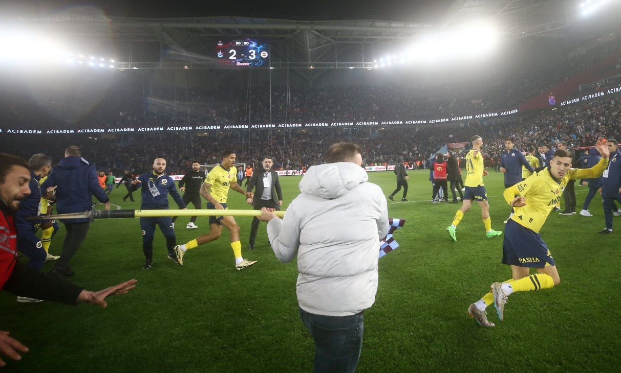 Trabzonspor'dan olaylı maç hakkında ilk açıklama: "Hiç kimse Trabzonspor’un şerefli taraftarını..."