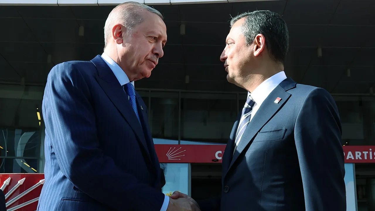 Özgür Özel'den Erdoğan'a emekliler için çağrı: Emekli maaşını 17 bin TL yapın, bütün borcumuzu kapatacağız